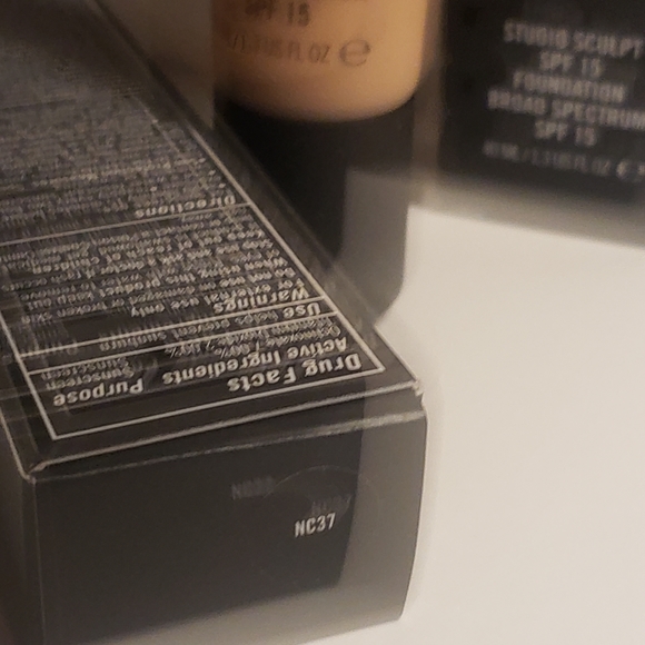 MAC Studio Sculpt Foundation SPF 15 *NC37* - Picture 3 of 4